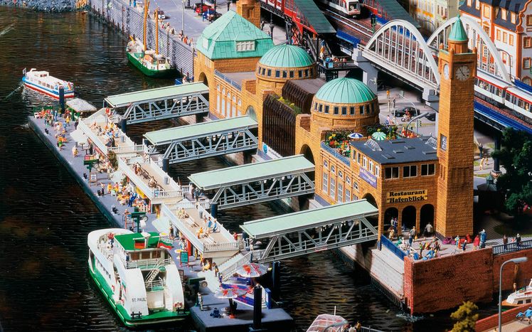 Hamburg Landungsbruecken 2